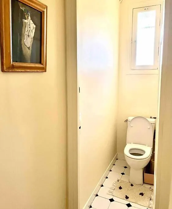 2-Bed Room Cosy Apartment - Central Location Paris France