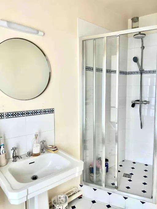 2-Bed Room Cosy Apartment - Central Location Paris 0*,  Frankrike